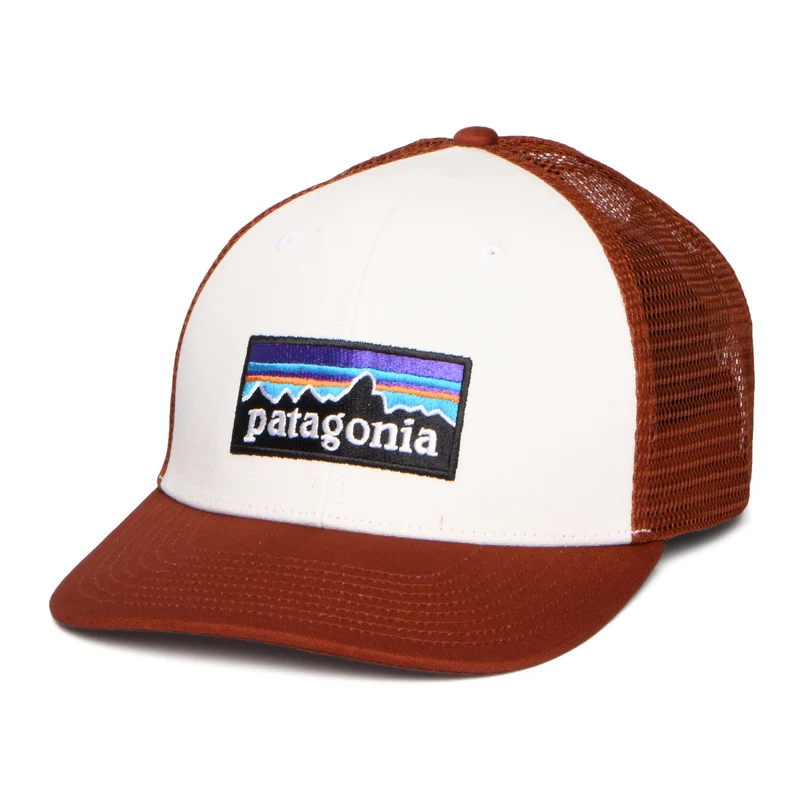 Patagonia P-6 Logo Trucker Cap aus organischer Baumwolle - Weiß-Rostrot