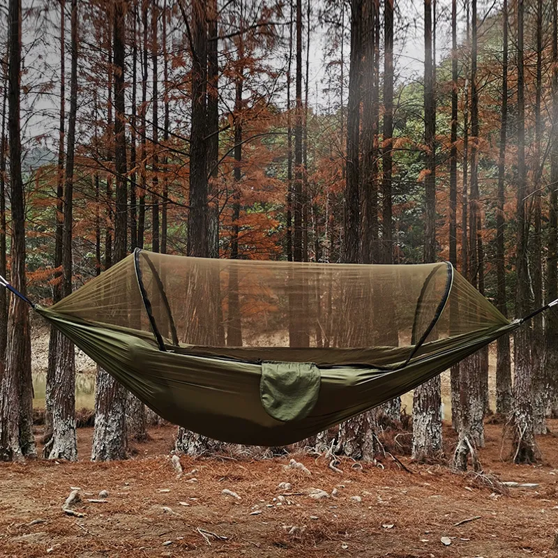 Outdoor-Hängematte mit Moskitonetz – Herbsttraum SkyNest