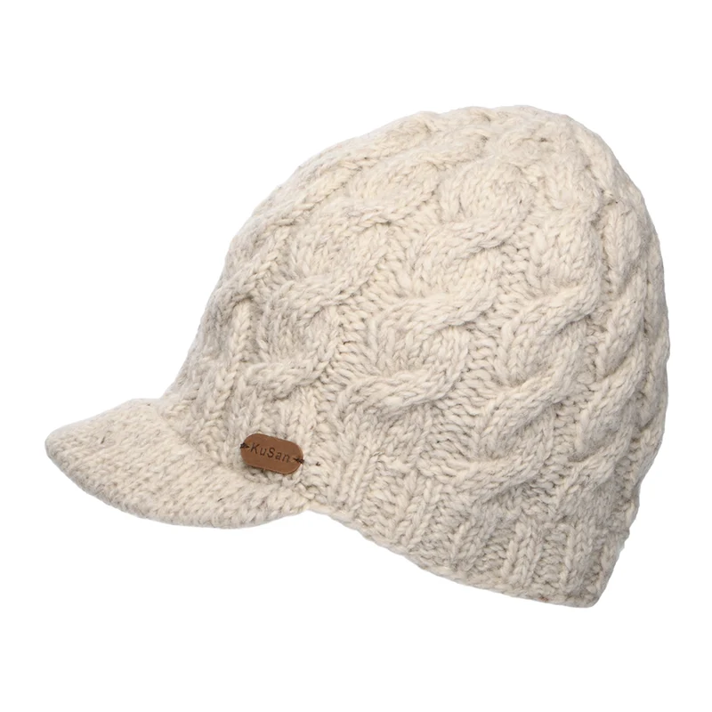 Kusan Beanie Mütze mit Visier im Zopfstrickmuster - Hellbeige