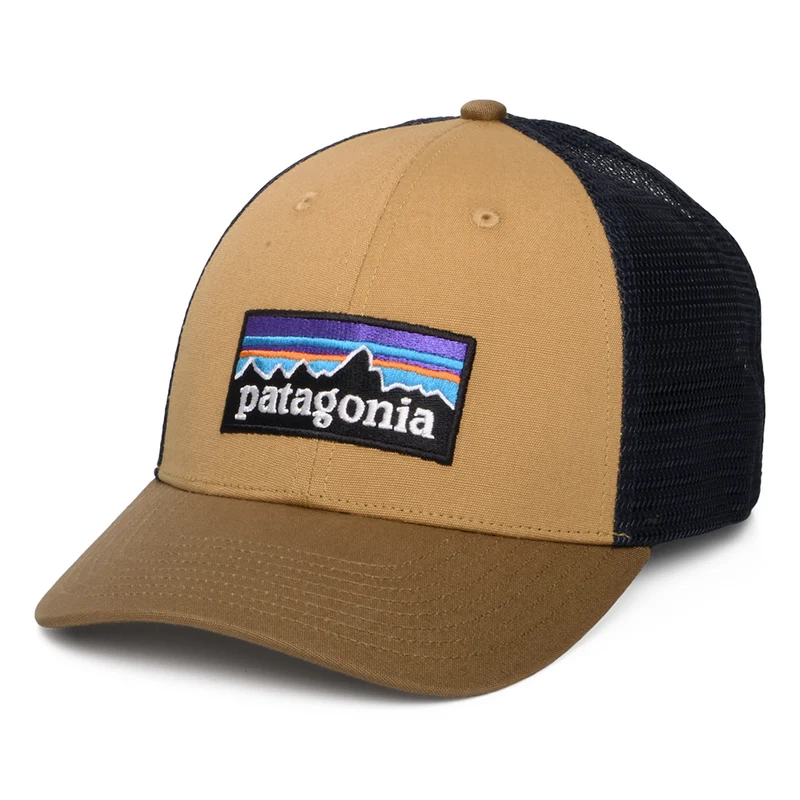 Patagonia P-6 Logo LoPro Trucker Cap aus organischer Baumwolle - Hellbraun-Marineblau
