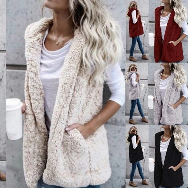 Ärmellose Strickjacke mit Plüschkapuze - Herbstzauber Edition
