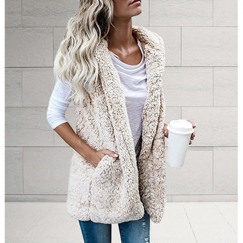 Ärmellose Strickjacke mit Plüschkapuze - Herbstzauber Edition