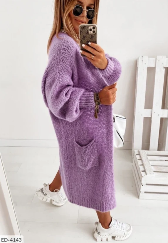 Herbstliche gestrickte lange Strickjacke mit Taschen
