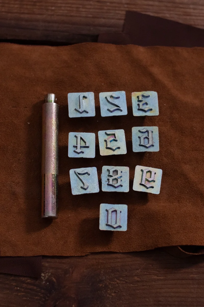 Embossing Tool Set Numbers OLD ENGLISH (19,05 mm)