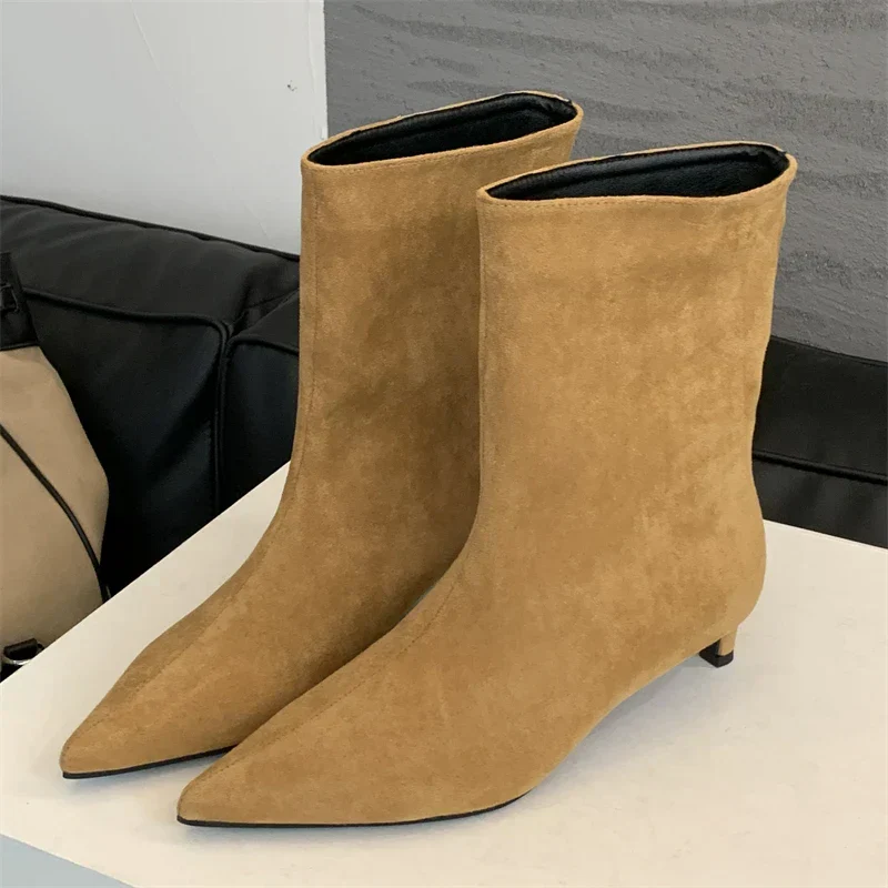 Luxuriöse Herbststiefeletten aus Wildleder – Sorena