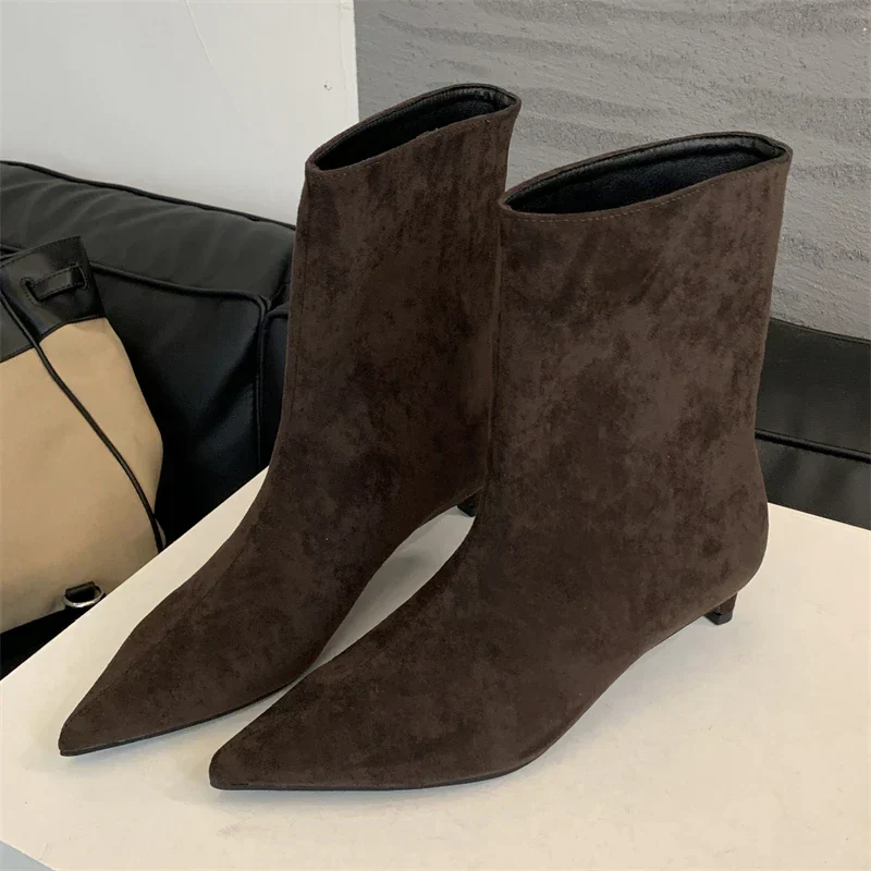 Luxuriöse Herbststiefeletten aus Wildleder – Sorena