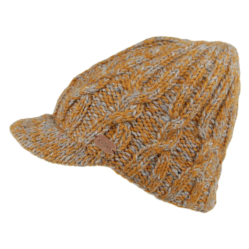 Kusan Beanie Mütze mit Visier im Zopfstrickmuster - Karamell